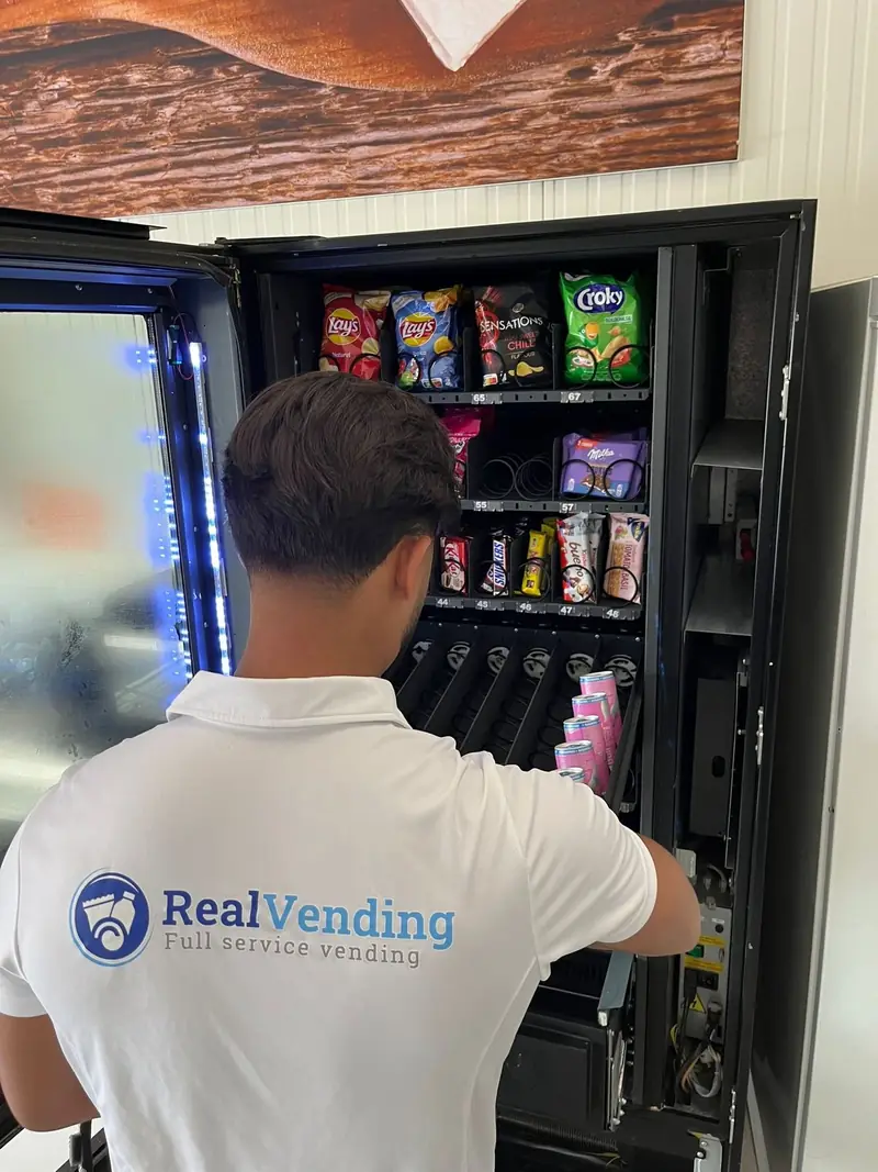 Real Vending vult een automaat bij