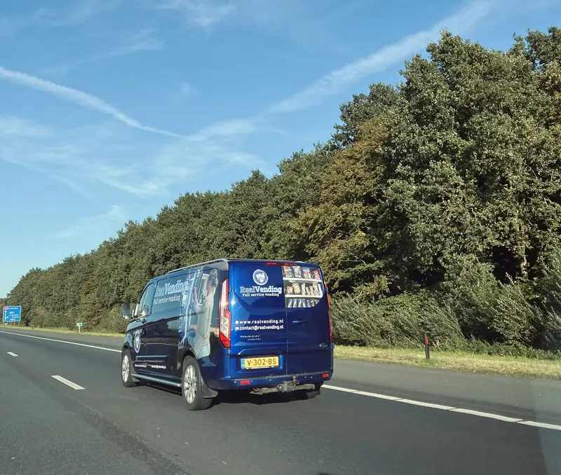 Bus van Real Vending onderweg op de snelweg
