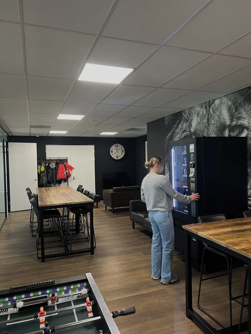 Medewerker kiest een product uit de automaat